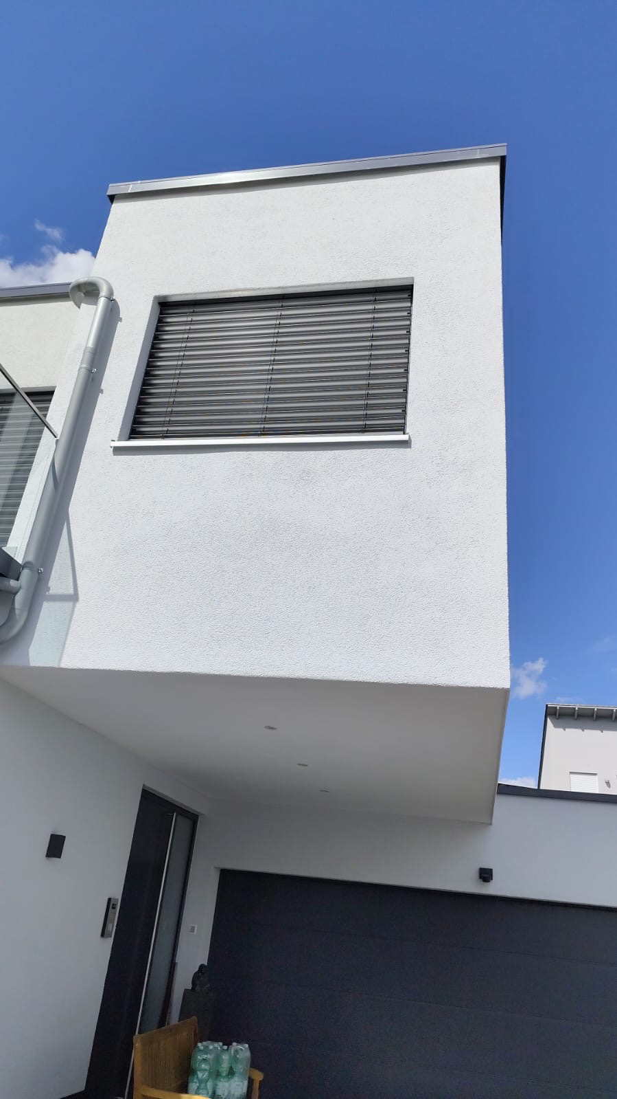 Fensterrahmen lackieren — sauber abgeklebt und in Weisslack gestrichen